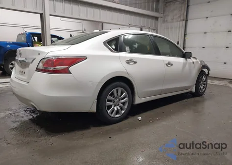 2015 Nissan Altima 2.5 S z USA, uszkodzony, nr VIN 1N4AL3AP4FC153289